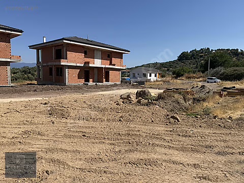 Pelitköy merkezde, üzerinde müstakil ev bulunan deniz manzaralı satılık arsa